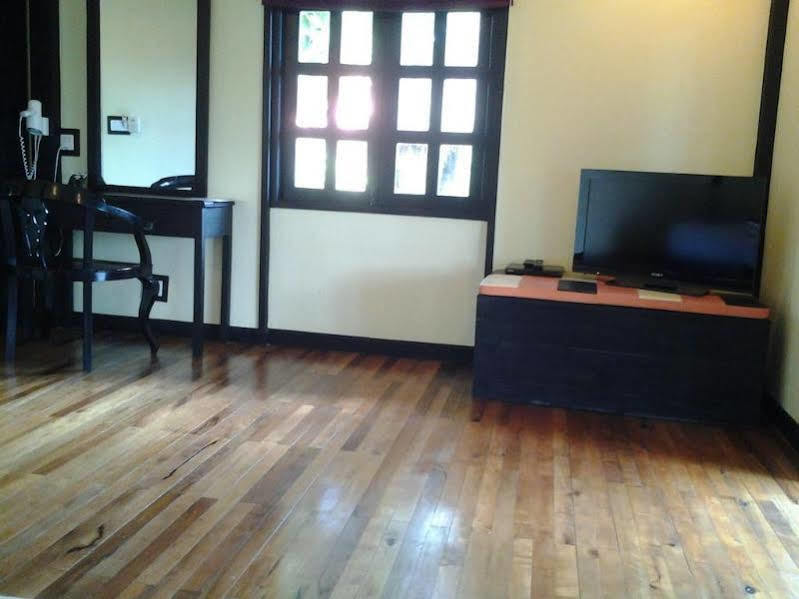 Port Hedonia Hotel Sihanoukville Exterior photo